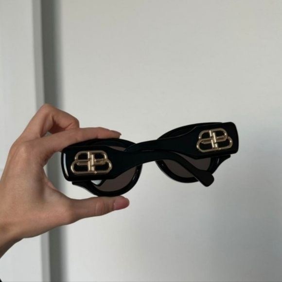 Stylish Black Sunglasses - Picture 3 of 3